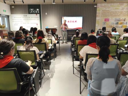 星星火炬下的温暖同行 ——翠竹外国语实验学校召开少先队中队辅导员工作培训会